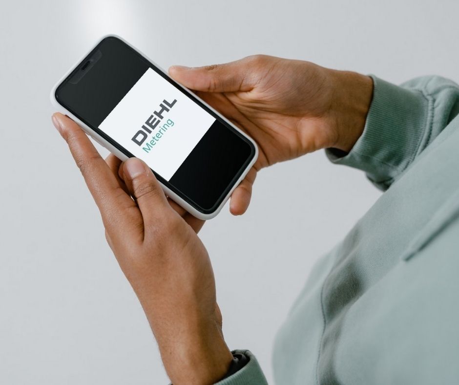 Illustration af en person, som holder en smartphone